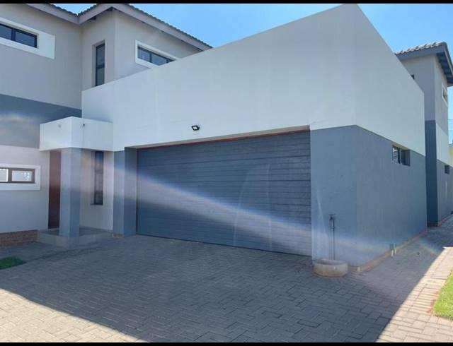 3 BEDROOM HOUSE FOR SALE IN THATCHFIELD